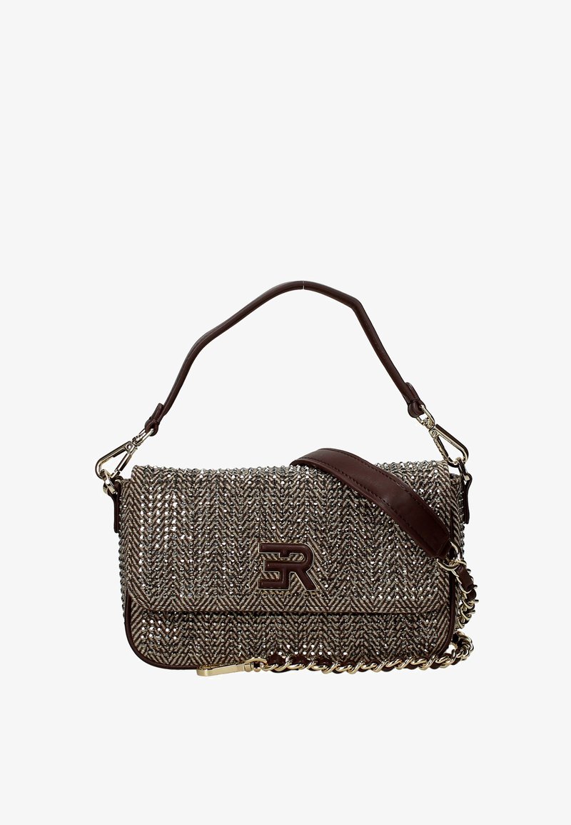 Borsa intrecciata con motivo a spina di pesce e filo metallico; presenta una patta in pelle marrone, dettaglio del logo e una tracolla a catena removibile.