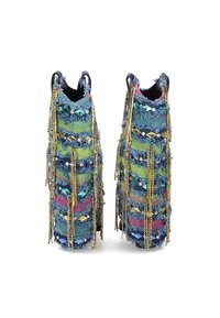 Botas de plataforma de denim con tiras de tela multicolores, flecos y cuentas decorativas. Presenta un tacón grueso y un diseño abierto en la parte superior.