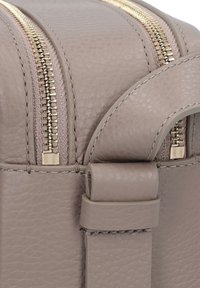 Coccinelle MALORY - Borsa a tracolla - warm taupe