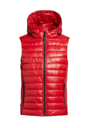 Gilet rembourré rouge avec une finition brillante, doté d'une capuche, d'une fermeture éclair avant et de poches latérales zippées. Le design comprend des panneaux matelassés.