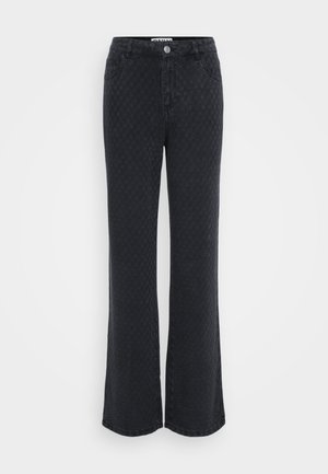 Fekete, flared farmerszár, texturált sakkmintával, fém gombos záródással, két oldalsó zsebbel és egyenes szegéllyel.