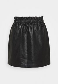 Falda de cuero sintético negra con un patrón de cocodrilo texturizado, que presenta una cinturilla fruncida y bolsillos laterales. Diseño corto y acampanado.