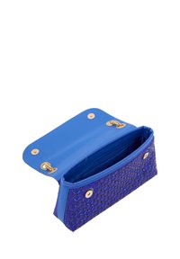 Portofel albastru cu țesătură texturată pe o parte și piele netedă pe cealaltă, având accesorii aurii și închidere tip clichet. Interiorul este căptușit.