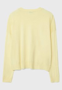 Pull en maille jaune clair, col rond, épaules tombantes, poignets côtelés, fentes latérales légères à l'ourlet.