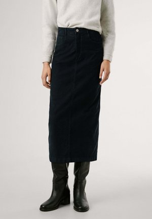 Jupe midi en denim foncé avec une coupe droite, détails de poches avant et fermeture à bouton, associée à des bottes en cuir noir jusqu'aux genoux.
