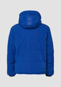 Niebieska pikowana kurtka z kapturem, z poziomym przeszyciem, logo na plecach i czarnymi akcentami na mankietach.