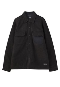 Camicia overshirt nera in tessuto strutturato, con due tasche anteriori, chiusura a bottoni a pressione e tasca applicata sul petto.
