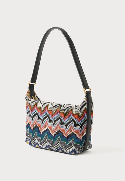 Sac hobo en motif zigzag multicolore texturé avec une sangle en cuir noir et des accents en métal doré. Forme rectangulaire avec fermeture éclair.