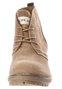 Brązowe zamszowe botki za kostkę z okrągłym noskiem, sznurowanym przodem, ozdobnym haftem i strukturalną gumową podeszwą. Logo na języku.