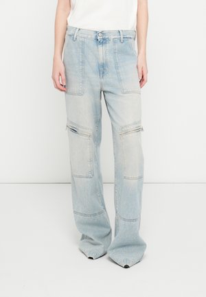 Světle modré džínové kalhoty typu cargo s několika nášivkovými kapsami a zipy, s volným střihem a širokými nohavicemi. Texturovaná látka s vybledlými oblastmi.