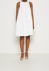 Tommy Hilfiger Vapaa-ajan mekko - white
