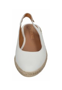 Białe skórzane buty na obcasie typu slingback z okrągłym noskiem, jutową podeszwą w kształcie koturny i brązową skórzaną wkładką. Prosty design z minimalnymi akcentami.