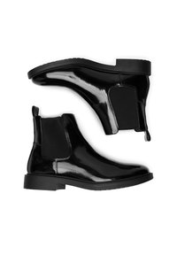 Botine negre din piele lacuită, cu panouri elastice laterale, vârf rotund și toc jos de tip bloc. Textură netedă; design minimalist.