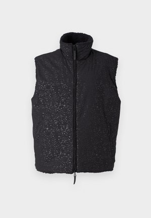 Must have varrukateta must vest, millel on kõrge kaelus, kergelt tekstureeritud detailide ja peene punktmustriga, mis sisaldab ees asuvat lukku ja kahte külge taskut.