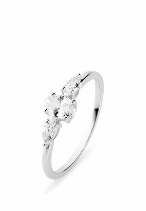 Anello in argento con tre pietre preziose trasparenti: una pietra centrale rotonda e due pietre laterali a forma di pera su una fascia sottile.