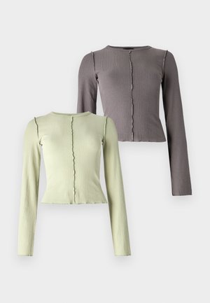 Juego de dos camisetas de manga larga con relieve en verde claro y gris oscuro. Cada una tiene un escote redondo y un sutil detalle de dobladillo ondulado.