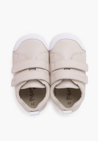Scarpe in pelle beige con suole in gomma bianca, caratterizzate da due cinturini regolabili in velcro e design della punta arrotondata. L'interno presenta il logo del brand.