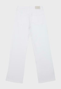 Jeans blancs droit étalés à plat montrant les poches arrière et une petite étiquette de marque sur la ceinture.