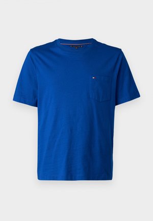 Blaues Baumwoll-T-Shirt mit kurzen Ärmeln, Rundhalsausschnitt und einer linken Brusttasche mit einem kleinen Markenlabel. Glatte Textur.