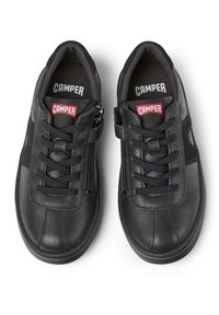 Sneakers in pelle nera con finitura testurizzata, allacciatura frontale, cerniera laterale e logo Camper sulla linguetta. Suola in gomma, design minimal.