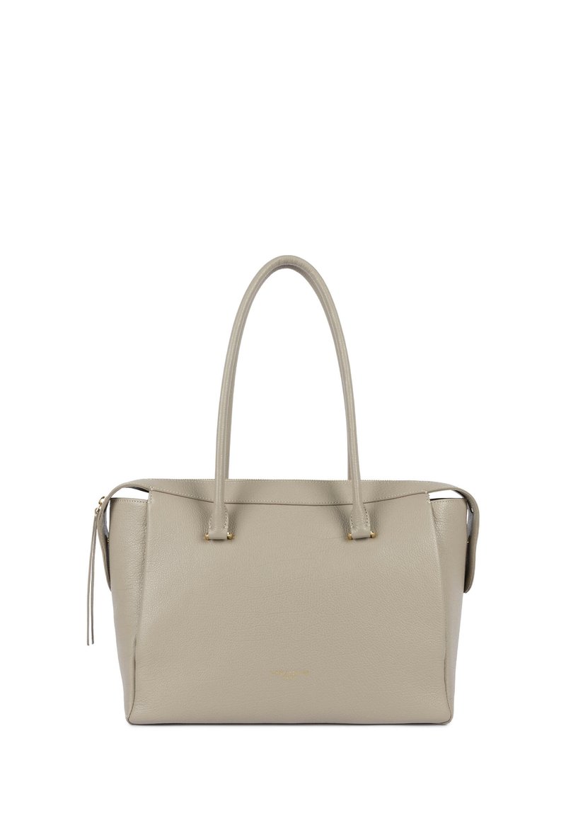 Sac fourre-tout en cuir beige avec double poignées supérieures, forme structurée et accents de quincaillerie dorée. Ouverture latérale zippée avec un pompon décoratif.