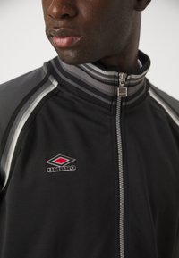Umbro MONOGRAM ANTHEM JACKET - Treniņjaka - black/iron gate