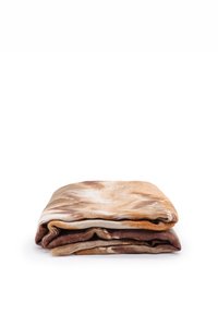 Una morbida coperta piegata con un design a motivo in tonalità di marrone e beige, che mette in mostra una texture liscia e un delicato gradiente di colore.