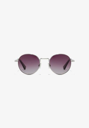 Ochelari de soare rotunzi cu o ramă din metal argintiu și lentile violet cu degradé. Temeluri subțiri se extind din ramă, având accente subtile.