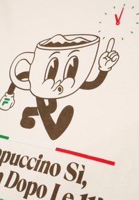 Ilustración en estilo de caricatura de una taza corriendo con contornos marrones sobre un fondo crema, que presenta un reloj y acentos verdes. El texto incluye "Cappuccino Si."
