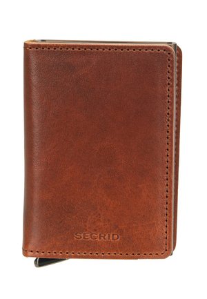 Braunes Lederportemonnaie mit sichtbaren Nähten und dem Schriftzug "SECRID" in der Nähe des Bodens, mit einem teilweise rechts sichtbaren Metallkartenhalter.