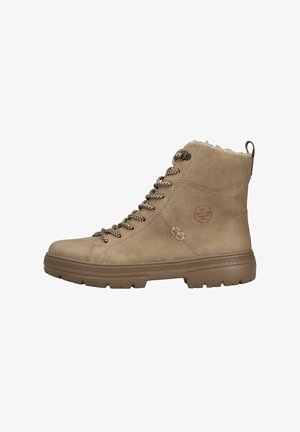 Tane ankle boty vyrobené z semiše s huňatou podšívkou. Disponují kulatou špičkou, šněrováním v přední části, kovovými očky a texturovanou gumovou podrážkou.