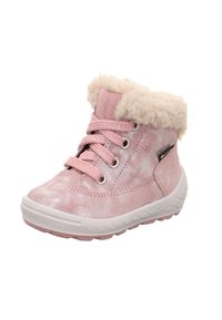 Růžové kotníkové boty s lesklým, texturovaným povrchem, umělou kožešinou uvnitř a tkaničkami. Mají boční zip a gumovou podrážku pro lepší trakci.