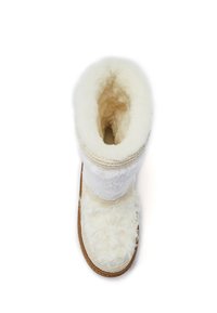 Stivaletti bianchi in pelliccia con una superficie texturizzata, una forma arrotondata e un interno morbido. Dettagli in corda lungo la parte superiore. Suola piatta marrone.