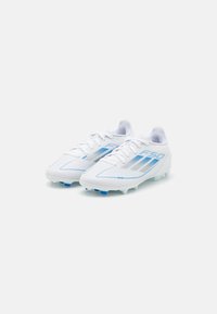 Scarpe da calcio bianche con accenti blu, caratterizzate da un design elegante, superficie texturizzata e sei tacchetti sulla suola per una migliore aderenza.