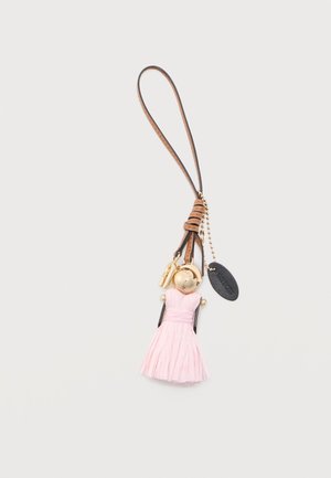 Přívěšek na klíče ve tvaru panenky s růžovými šaty, zlatou hlavou a hnědým koženým poutkem připevněným ke zlatému řetízku a černé značce.