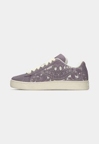 Sneakers in suede viola con lacci e suola bianca sporca. Presentano un motivo grafico di gatti e un design a onde sui lati. Stile low-top.