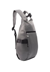 Mochila de malla gris con una forma única, que cuenta con un bolsillo con cremallera en la parte frontal y un bolsillo lateral. El tejido texturizado y los acentos de strap negro realzan el diseño.