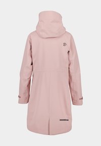 Ljusrosa regnjacka med huva, med långa ärmar, en ventil bak och diskret logotyp i övre hörnet. Slät yta, vattentätt material.