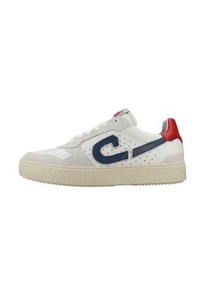 Zapatilla deportiva blanca de corte bajo con suela beige, diseño de "C" en azul marino en el lateral y lengüeta roja en el talón.