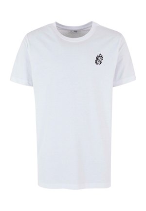 Weißes Baumwoll-T-Shirt mit Rundhalsausschnitt und kurzen Ärmeln; verfügt über ein kleines schwarzes Flammenlogo im linken Brustbereich.