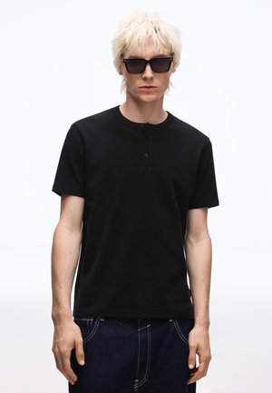WAFFLE HENLEY WITH SHORT SLEEVES - Základné tričko - black