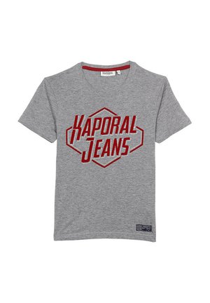 Camiseta de algodón gris con un destacado texto rojo "KAPORAL JEANS" en un diseño geométrico, con cuello redondo y mangas cortas.