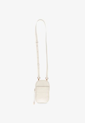 Bolso bandolera de cuero blanco con logo en relieve, forma rectangular, correa ajustable, herrajes dorados y un cierre lateral con cremallera y detalle de borlas.