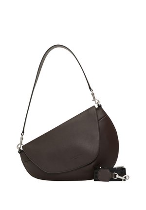 Dunkelbraune Lederschultertasche mit geschwungener Klappe, abnehmbarem langen Riemen mit Metallverschlüssen, neben ihr auf einem weißen Hintergrund platziert.
