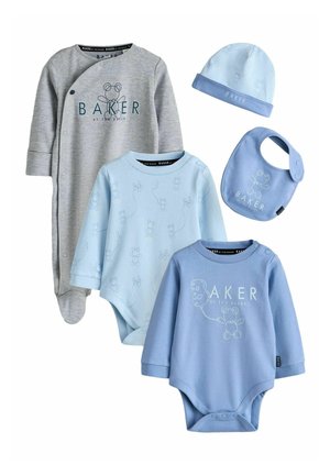 Set aus fünf blauen und grauen Babybekleidungsstücken, darunter zwei Bodys, ein Fußschlafanzug, ein Lätzchen und eine Mütze mit Bären- und Ballonmotiven.