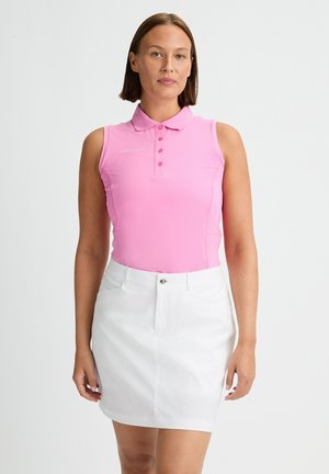 Rosa ærmeløs polo med krave og frontknaplukning, parret med en hvid denimnederdel med en forlommer og let kant.
