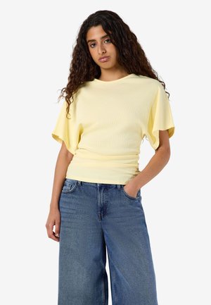 Noisy May, NMABBI S/S O-NECK RUCHING TEE JRS - Lihtne T-särk - pastel yellow