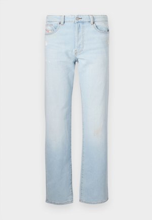 Jeans de ganga azul claro com corte reto, apresentando pequenos desgastes, cinco bolsos e fecho de botão.