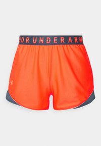 Röda idrottsshorts med en svart midja som har texten "YOUR UNDER ARM" och grå detaljer på sidorna, tillverkade av lättviktsmaterial.