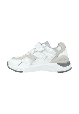 Zapatilla blanca con paneles de malla, acentos grises y una correa de velcro. Presenta una suela estructurada con un patrón en forma de ola para mayor tracción.